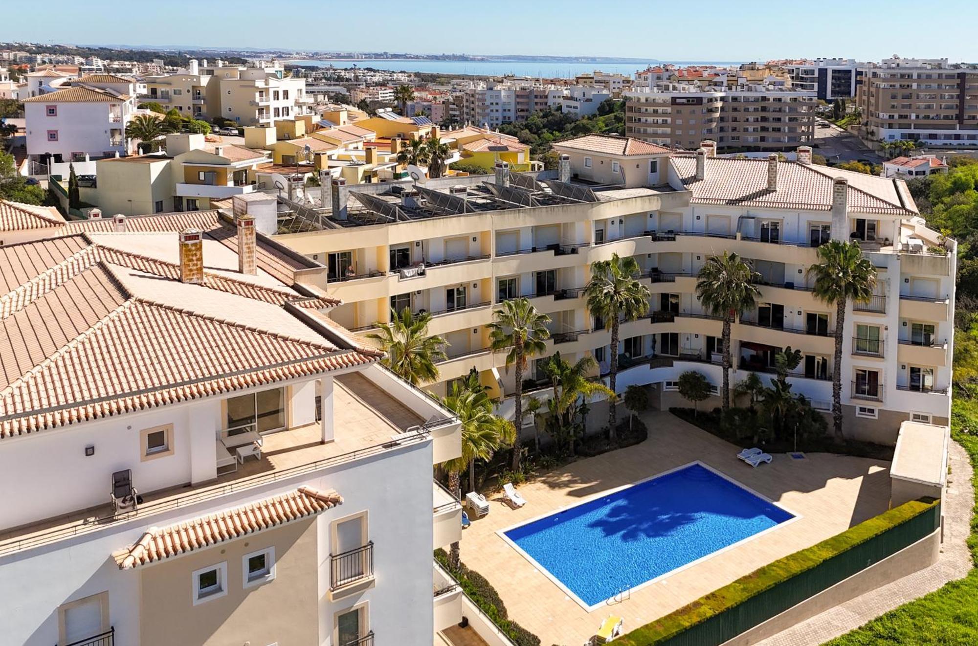 Spacious With Huge Terrace And Swimming Pool Apartment