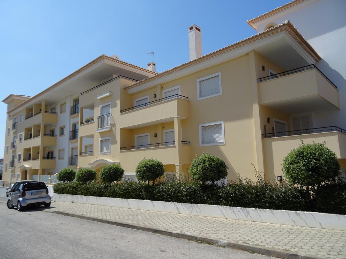 Spacious With Huge Terrace And Swimming Pool Lagos