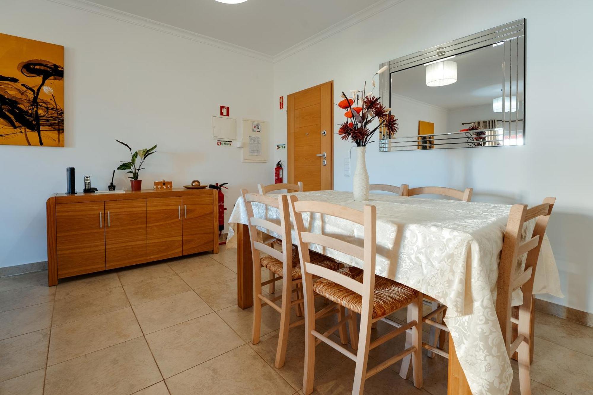 Spacious With Huge Terrace And Swimming Pool Lagos